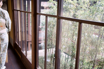 着物女性と日本家屋と庭園