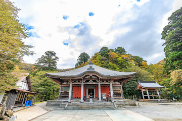 Fototapeta premium 秋の大山寺 本堂 鳥取県大山町 Autumn Daisenji temple. Tottori-ken Daisen town