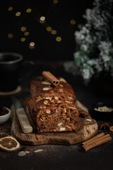 Pain d'épices de Noël avec fruits secs oranges et amandes