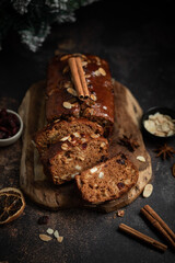 Pain d'épices de Noël avec fruits secs oranges et amandes
