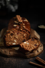 Pain d'épices de Noël avec fruits secs oranges et amandes