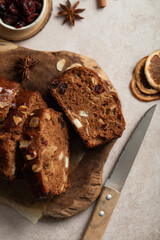 Pain d'épices de Noël avec fruits secs oranges et amandes