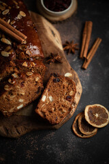 Pain d'épices de Noël avec fruits secs oranges et amandes