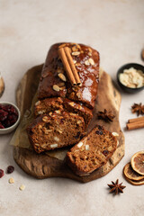 Pain d'épices de Noël avec fruits secs oranges et amandes
