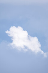 Fototapeta na wymiar Nuage blanc sur ciel bleu