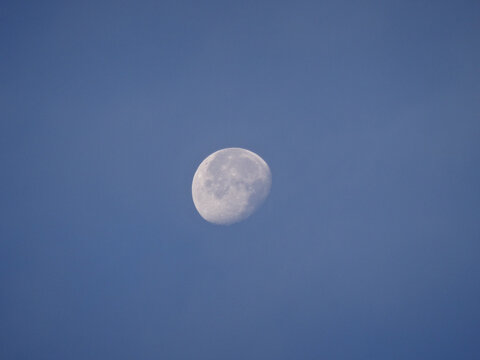 A lua no c&eacute;u azul em uma manh&atilde; de outono
