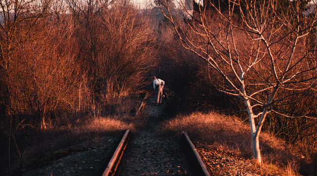 Una persona trabajando en las v&iacute;as de tren.