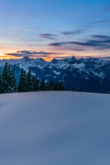 Sonnenuntergang in den verschneiten Alpen