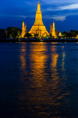 Naklejka premium Wat Arun Temple at sunset in Bangkok, Thailand