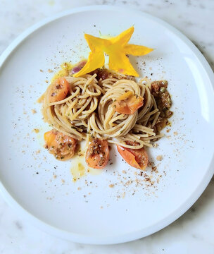 espagueti con tomatitos y flores de calabac&iacute;n