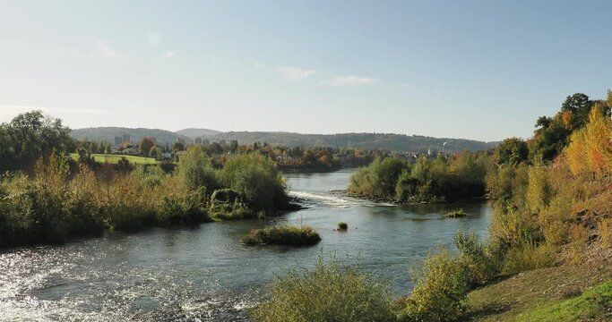 Les rives du Rhin &agrave; Rheinfelden en Allemagne en amont de la centrale. Contournement des eaux du vieux rhin dans un paysage bucolique, bois&eacute;, riche en faune et flore