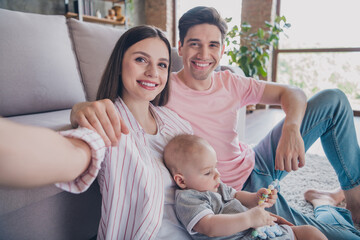 Obraz premium Photo of blogger parenthood mommy hold camera take selfie wear casual outfit in comfortable apartment home indoors