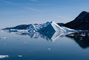 Fototapeta na wymiar reflecting iceberg in greenland