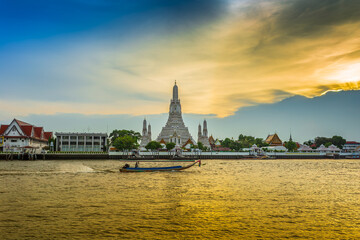 Fototapeta na wymiar Wat Arun landmark in Bangkok City Thailand