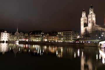 Fototapeta na wymiar Old town of Zürich at autumn night with river Limmat and protestant church Great Minster. Photo taken November 20th, 2021, Zurich, Switzerland.