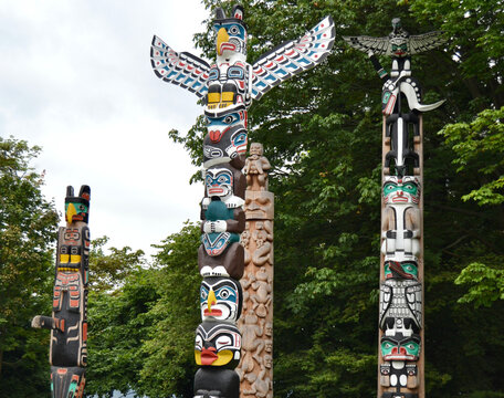 totem poles in Stanley Park Vancouver bc