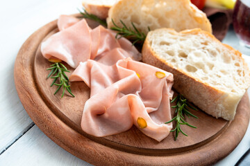 Mortadella, tipico e saporito salume italiano a base di carne di maiale e condito con pistacchi  - obrazy, fototapety, plakaty