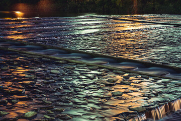 가로등 불빛에 반영된 알록달록한 강물