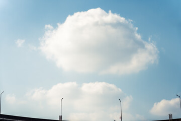 몽글몽글한 파란 하늘의 뭉게 구름