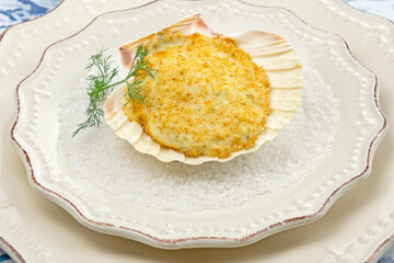 coquille de Saint-Jacques et fruits de mer cuisiné dans une assiette