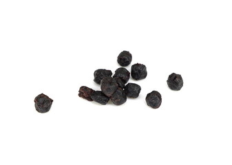 Obraz premium Dried aronia berries isolated on white background
