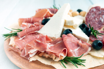 Tagliere di antipasti misti, prosciutto crudo, salame e formaggio fresco, Cibo Italiano 