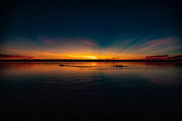 Fototapeta premium Abendstimmung auf dem Ammersee mit Ruderern von Herrsching aus fotografiert.