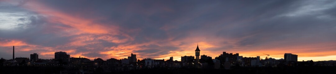 Atardecer con nubes coloridas en Sabadell