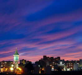 Atardecer con nubes coloridas en Sabadell - obrazy, fototapety, plakaty