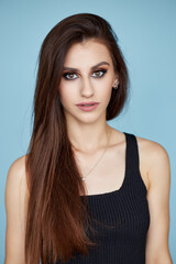 Naklejka premium Young atractive caucation brunett madel posing in a shtudio, beauty head shots