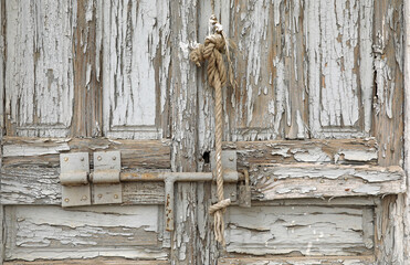 puerta de madera vieja despintada con pintura blanca pueblo almería 4M0A4560-as21