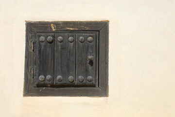 ventana de madera antigua con clavos de hierro 4M0A5532-as21