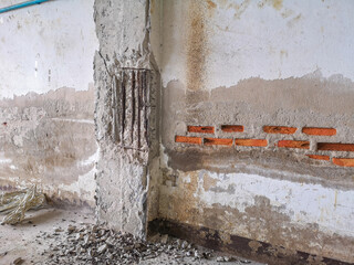 Rusty steel inside concrete columns.