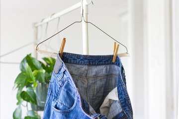 ハンガーに吊るしたジーンズ