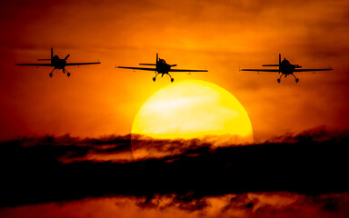 Piękna formacja trzech samolotów na tle słońca - obrazy, fototapety, plakaty