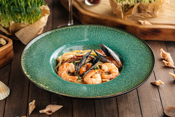 Gourmet seafood spaghetti pasta with shrimp and mussels
