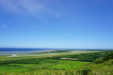 Fototapeta na wymiar 山頂からの沖縄風景、海と空