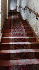 Escaleras con alfombra