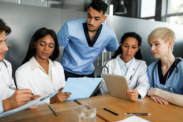 Obraz premium Professional international team of doctors having breefing