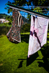 Wäscheleine mit schönem mit Blumen dekoriertem Sack mit Wäscheklammern an einer Wäschespinne.