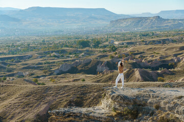 Naklejka premium Traveler woman standing on the edge of sandstone cliffs