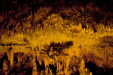 Stalaktiten in einer Höhle