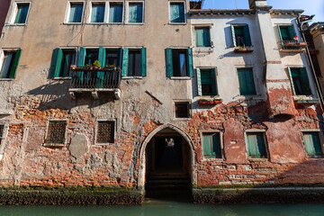 Fototapeta na wymiar Typical venetian facade in Venezia, Veneto, Italy.