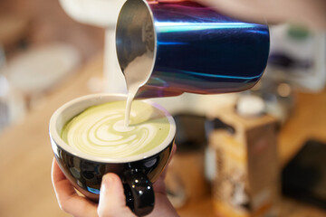 Make matcha latte in cafe