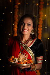 Obraz na płótnie Canvas Indian woman with pooja thali 