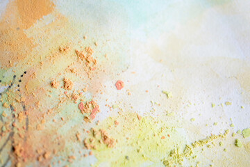 textura de polvo de Pintura, pigmento verde con naranja sobre papel con desenfoque