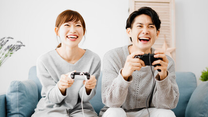 ゲームをする男女のカップル