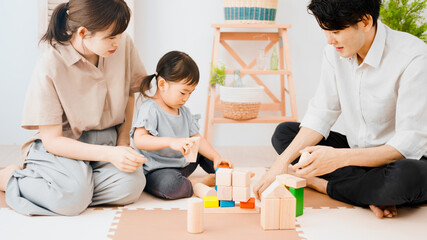 積み木で遊ぶ女の子