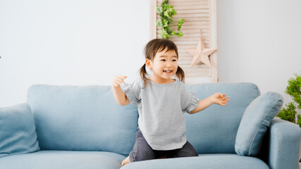 Fototapeta premium ボール遊びをする女の子