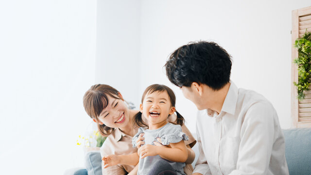 両親に遊んでもらっている女の子
